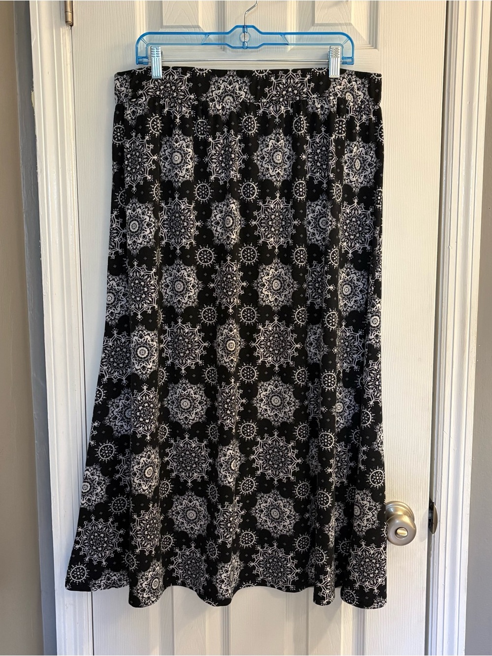 Vintage Kim Roger’s Black White Medallion Print Skirt Elastic Waist Size XL.